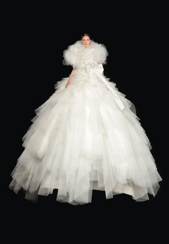 Бесконечные платья и модели, летающие под куполом киностудии: Valentino Haute Couture Fall 2021