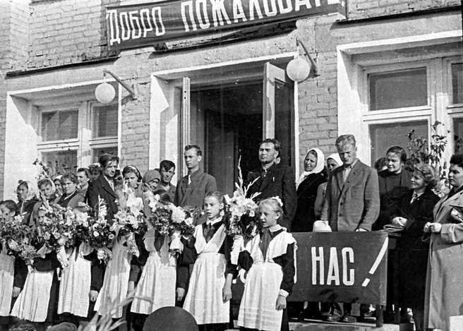 Дети школы № 90 на Долгирева. 1960-е годы | Источник: pastvu.com