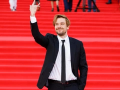 Актер Александр Петров впервые вышел на красную дорожку с женой — видео