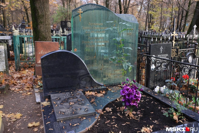 Памятник на могиле композитора выполнен из зеленоватого стекла, сложенного множеством слоев | Источник: Татьяна Спиридонова / MSK1.RU