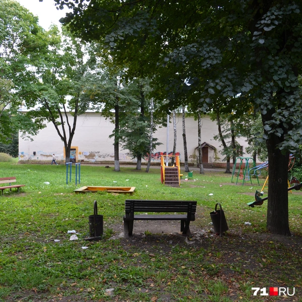 Вид на местный кинотеатр со стороны администрации города | Источник: Максим Улитов / 71.RU
