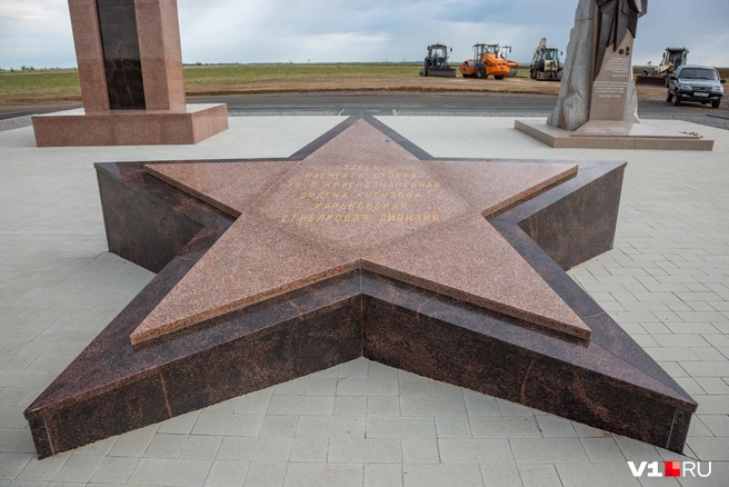 Еще недавно на этом месте был маленький и скромный памятник бойцам и командирам погибшей 116-й стрелковой дивизии | Источник: Константин Завриков / V1.RU