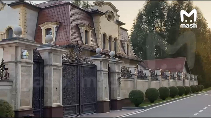 Тайный замок Пугачевой: как выглядит дом, из-за которого на певицу подали в суд