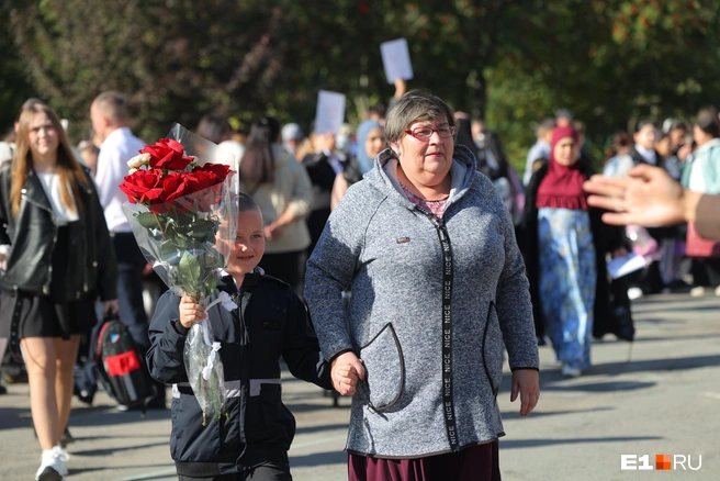 Дождались первого звонка и бабушки с дедушками | Источник: Владислав Лоншаков / E1.RU