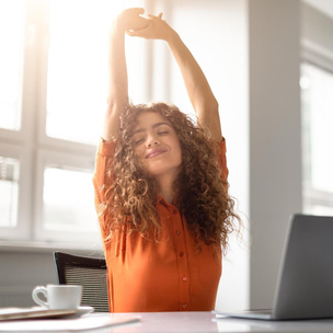 Разминка в офисе: 3 упражнения, которые помогут при сидячей работе