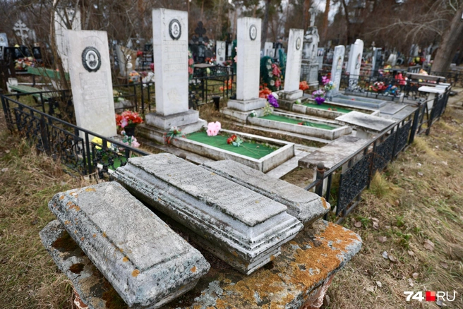 Небольшие каменные плиты встречаются и в других частях кладбища | Источник: Михаил Шилкин