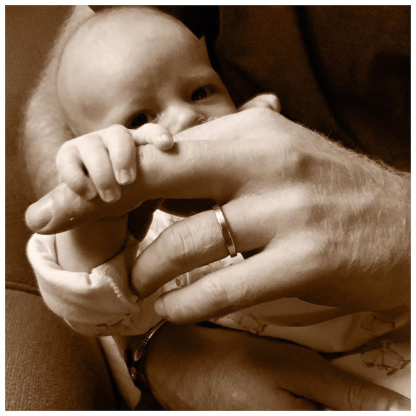 В честь Дня отца принц Гарри опубликовал фото с малышом Арчи