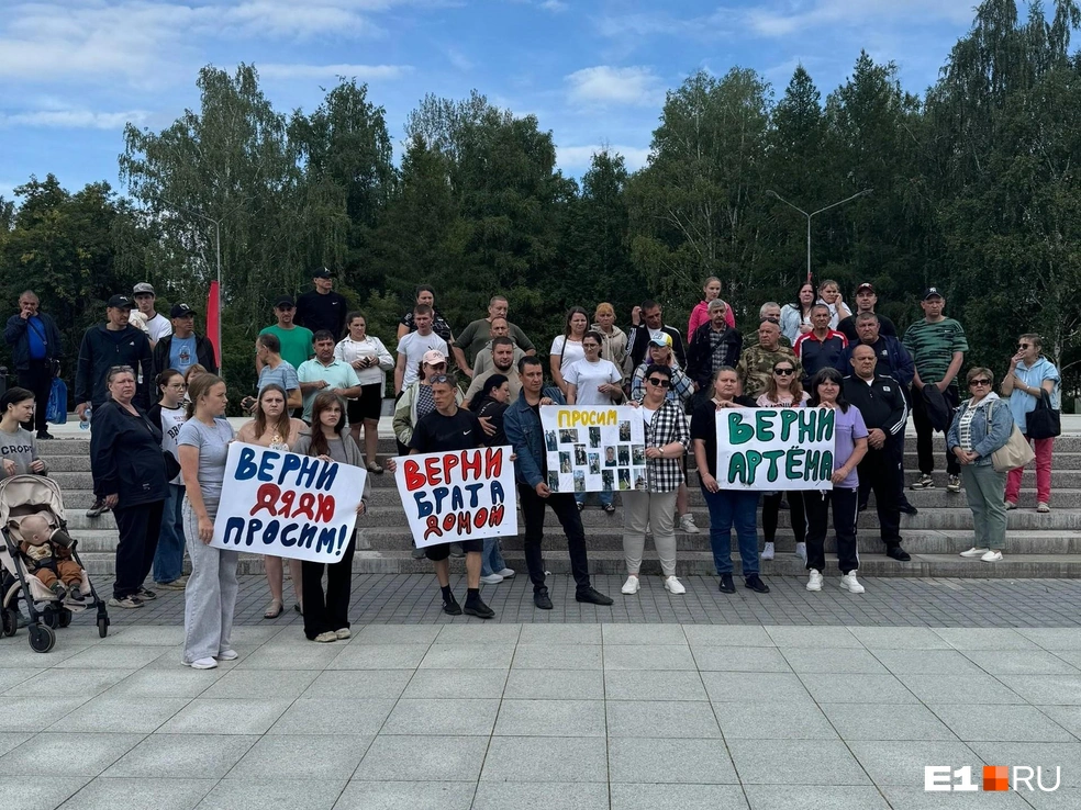 Березовчане собирались у Вечного огня, чтобы попросить жену бойца похоронить его на родине | Источник: Алена Вшивкова