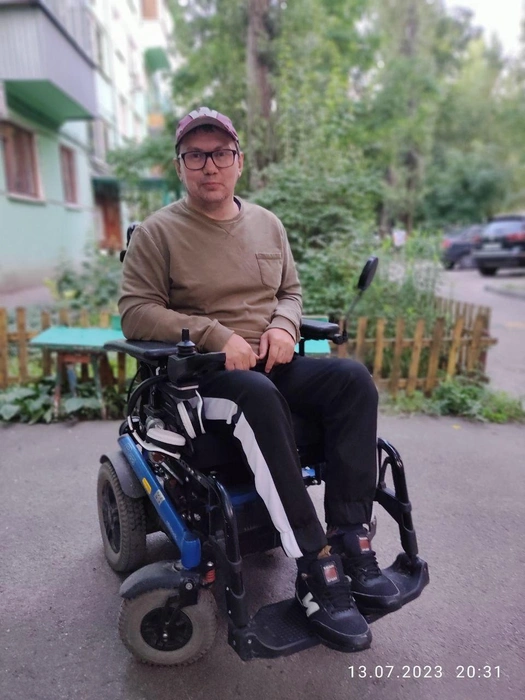 За мужчиной ухаживает его мама | Источник: Виталий Быковский / VK.com