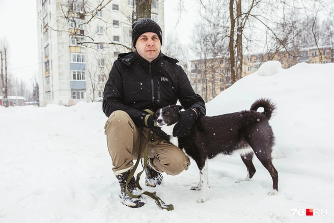 Лора ни на секунду не отходила от своего хозяина Николая | Источник: Артем Бауман / 76.RU