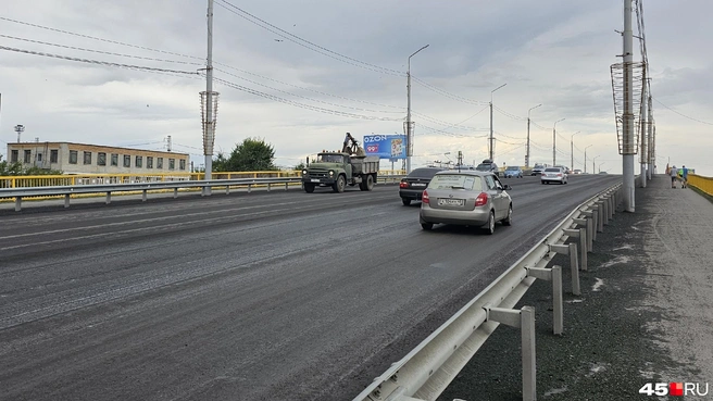 Никаких ограничений для движения автомобилей на Некрасовском путепроводе нет | Источник: Дарья Никитченко / 45.RU