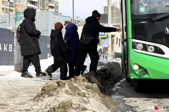 На Кашириных до ступенек автобуса приходится буквально прыгать | Источник: Михаил Шилкин