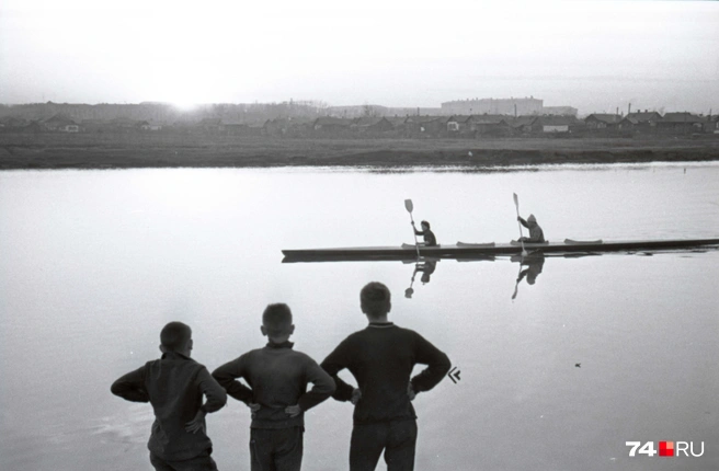 Тренировка байдарочников на реке Миасс. Авторское название снимка&nbsp;— «Зависть», конец 1960-х | Источник: Государственный архив Челябинской области