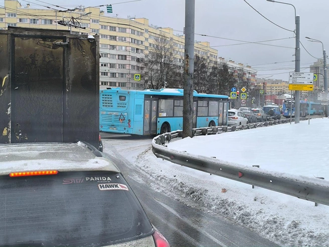 Слепая зона, отказ коробки и невнимательность. Автобусам в Петербурге не везёт  | Источник: Мегаполис | ДТП и ЧП | Санкт-Петербург | Питер