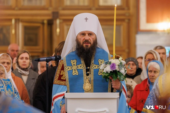 Волгоградский митрополит Феодор провел первое богослужение, исполнив акафист Пресвятой Богородицы, именуемой Феодоровской | Источник: Алексей Волхонский / V1.RU