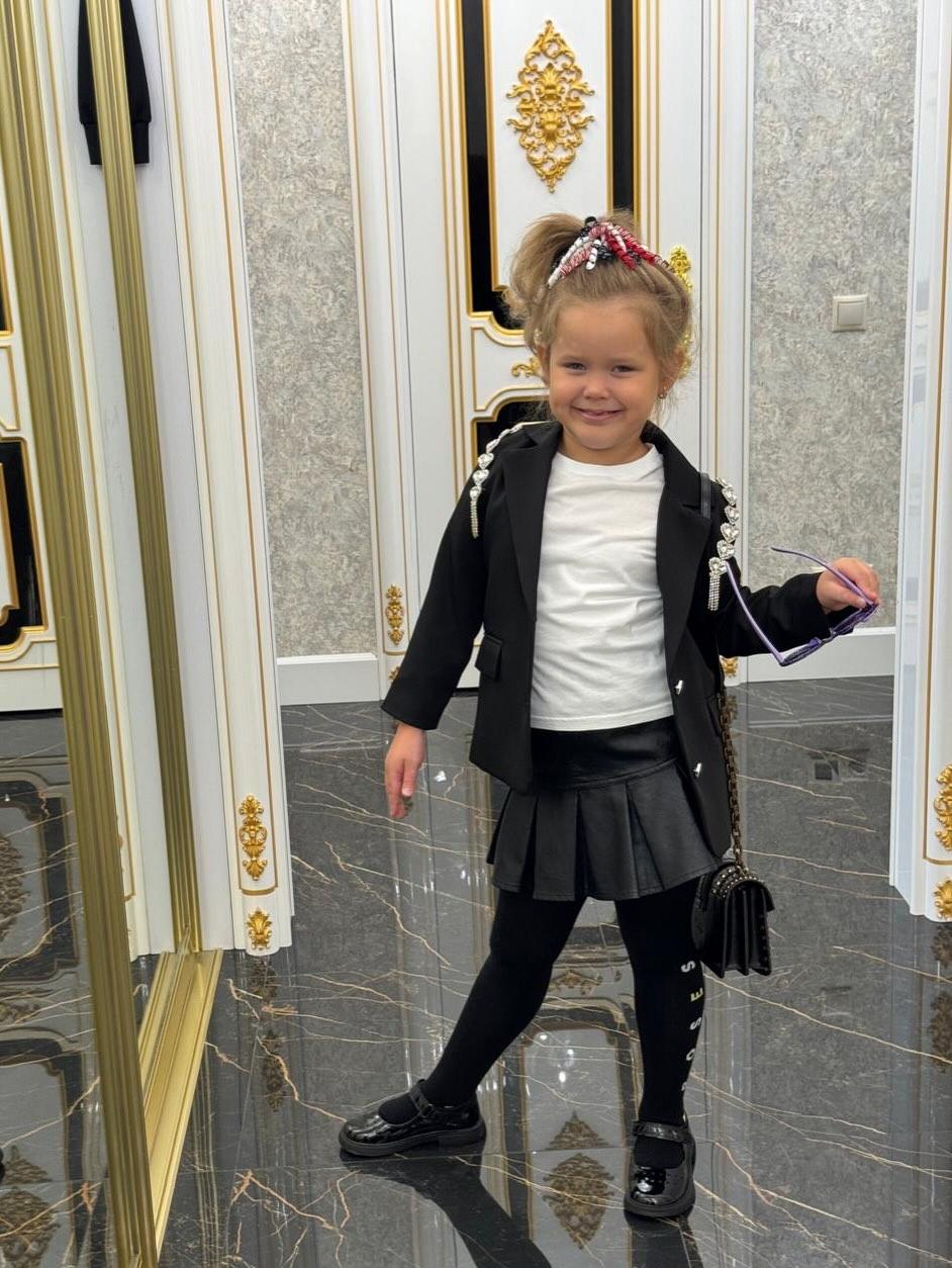 Улыбчивая модница: Елена Голунова показала, как выросла 6-летняя дочь