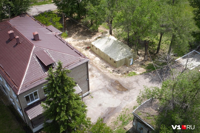 Палатка — приёмное отделение рядом с корпусом | Источник: Павел Мирошкин