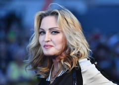 61-летняя Мадонна оголила грудь в ванной