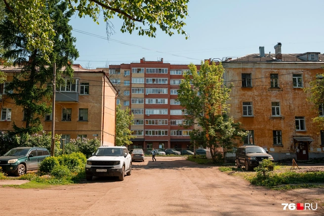Дома разных эпох стоят здесь по соседству | Источник: Александр Куренной / 76.RU