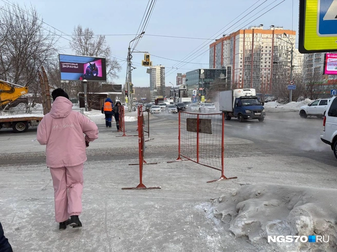 С Комсомольского на Сибирскую тоже не заехать  | Источник: Мария Лобанова / NGS70.RU 