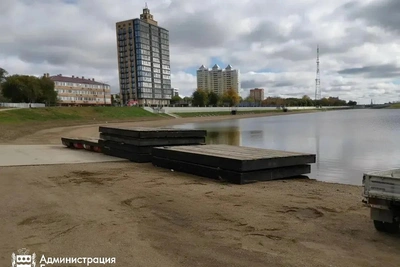 На Амуре монтируют понтонный бассейн