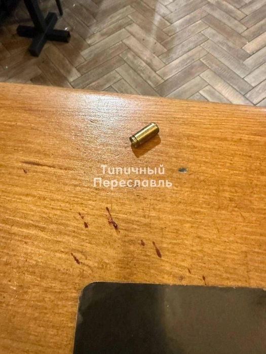 После разборок на одном из столов обнаружили гильзу | Источник: Типичный Переславль-Залесский / Telegram