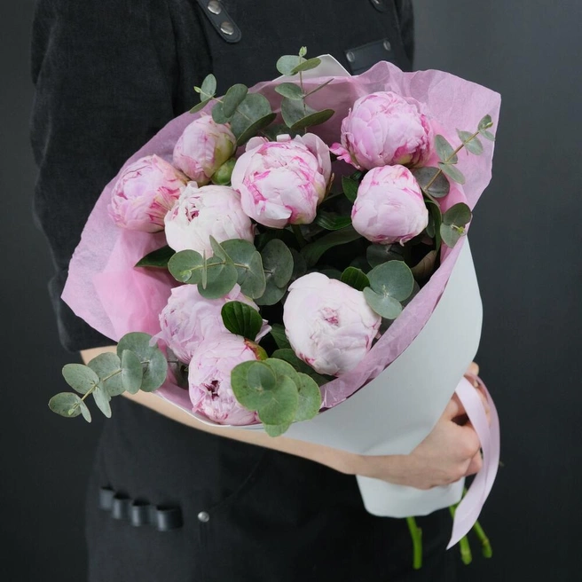 У свежего цветка должна быть сочная упругая зелень и гладкие лепестки | Источник: Flowwow