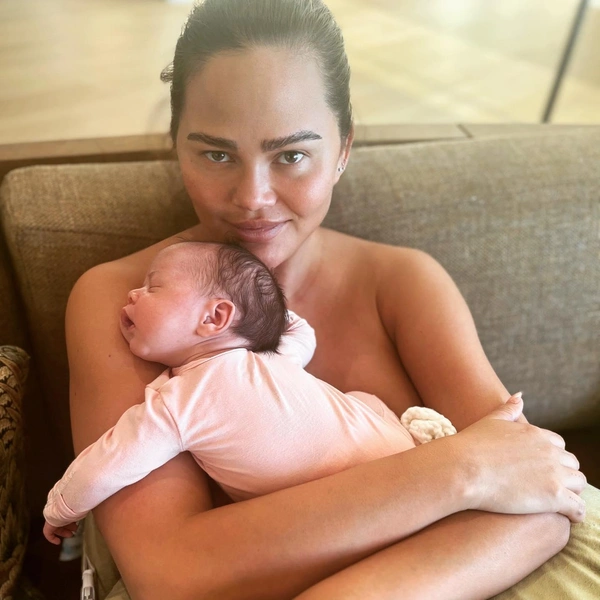 Источник: @chrissyteigen
