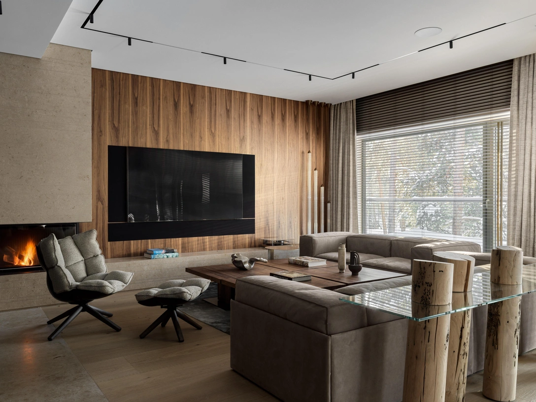 Гостиная. Кресло, B&B Italia. Консоль, Riva 1920. Светильники, Giopato & Coombes. Торшер, Flos. Стеновые панели выполнены на заказ в мастерской Пшеничного. | Источник: Cергей Красюк. Стиль: Yes We May