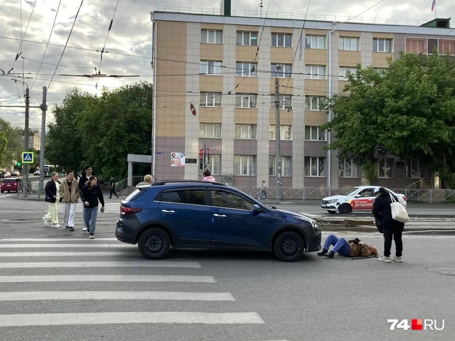На помощь сбитой женщине поспешили прохожие | Источник: читатель 74.RU