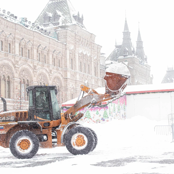 Расчистка Красной площади от снега после метели | Источник: Naletova Elena/Shutterstock/Fotodom.ru