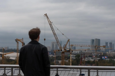 Мужчина забрался на строительный кран в Москве