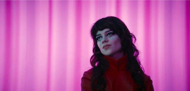 Фильм нельзя назвать лучшим в карьере режиссера | Источник: кадр из фильма «Ее личный ад» (18+), реж. Николас Виндинг Рефн (Neon, 2026)