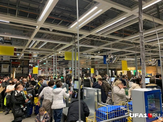 В гипермаркете буквально яблоку негде упасть