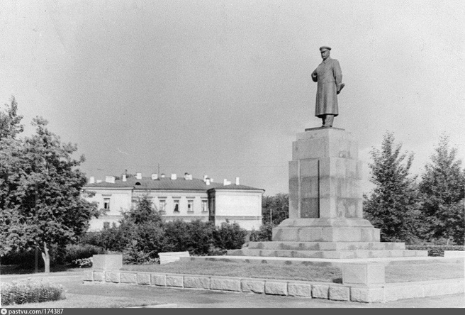 Памятник Сталину в Омске | Источник: pastvu.com