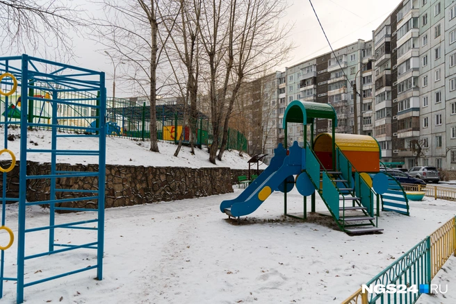 На каждый дом здесь приходится по нескольку разных детских площадок — от современных до не очень | Источник: Мария Ленц / NGS24.RU