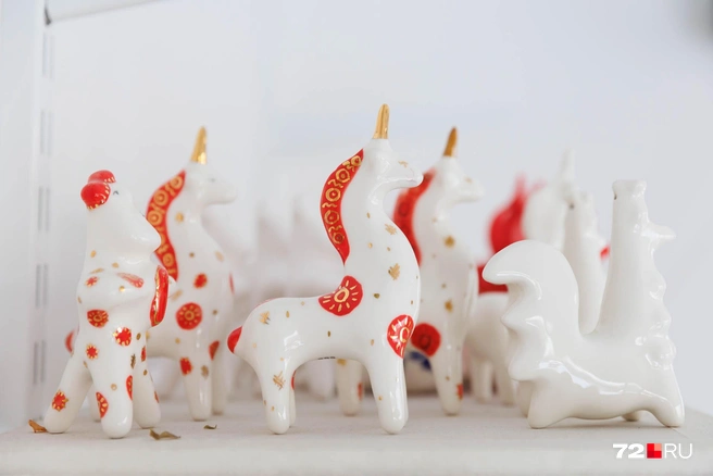 Золотые элементы&nbsp;— отсылка к той самой золотой каемочке, часто украшающей изящную фарфоровую посуду | Источник: Ирина Шарова / 72.RU 