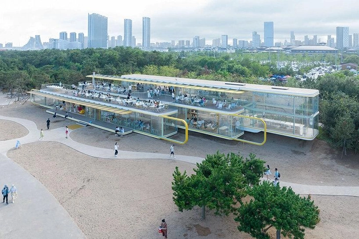 Архитекторы Selgascano построили стеклянное кафе на морском побережье в Китае | Источник: Иван Баан