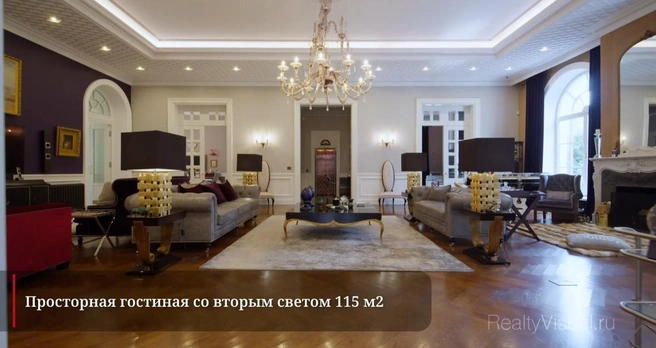Главная гостиная оформлена в бело-золотисто-фиолетовых тонах, с мебелью мировых брендов и люстрами из Венеции | Источник: RealtyVisualpro / YouTube.com