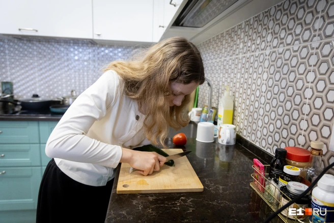 Девочка легко справляется с домашними делами  | Источник: Владислав Лоншаков / E1.RU