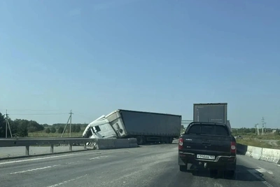 Большегруз провалился в яму на трассе в Свердловской области
