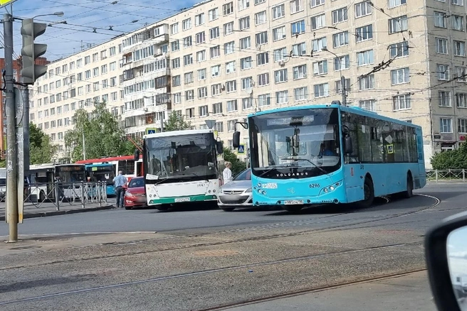 Два автобуса и легковушка сошлись на повороте в Купчино | Источник: ДТП и ЧП | Санкт-Петербург | Питер Онлайн | СПб