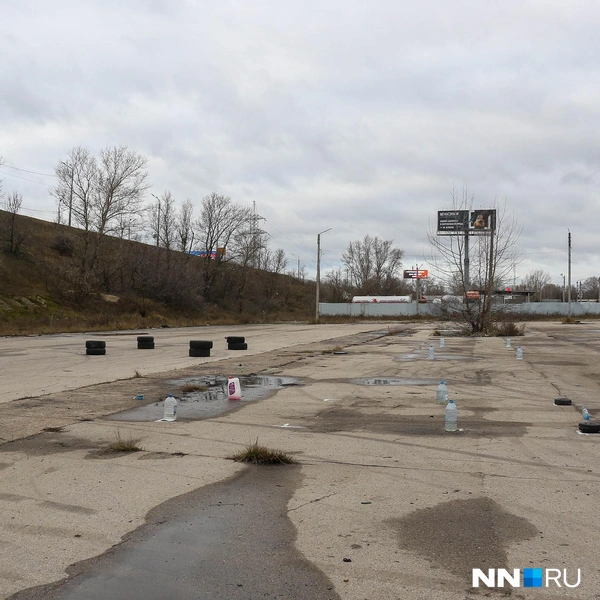 Довольно скромная площадка для вождения — с шинами и пластиковыми бутылками | Источник: Наталья Бурухина / NN.RU