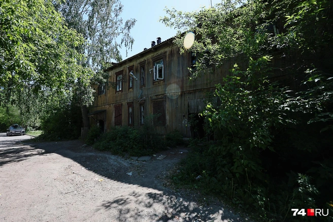 На территории под застройку раньше стояли бараки: часть из них уже снесли, однако два здания до сих пор остаются на месте | Источник: Наталья Лапцевич