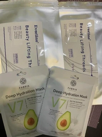 Продавец любезно кладет подарочные маски для лица | Источник: скриншот Wildberries.ru 