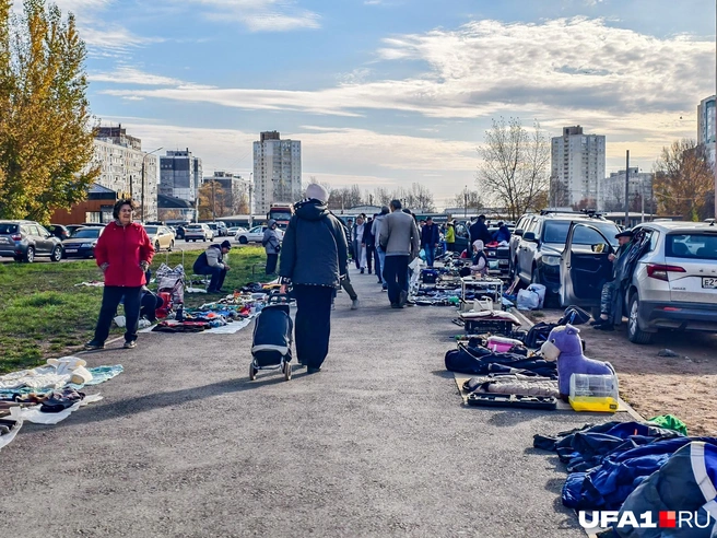 Вся улица в вещах на продажу | Источник: Булат Салихов / UFA1.RU