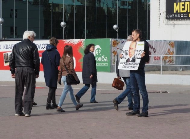 Рязанский активист «поздравил» Путина с днем рождения на площади Победы | ya62.ru