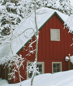 Как убирать дачный участок зимой от снега