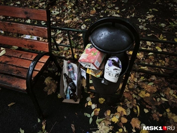 Кто-то даже распивал алкоголь рядом | Источник: Михаил Мечев / MSK1.RU