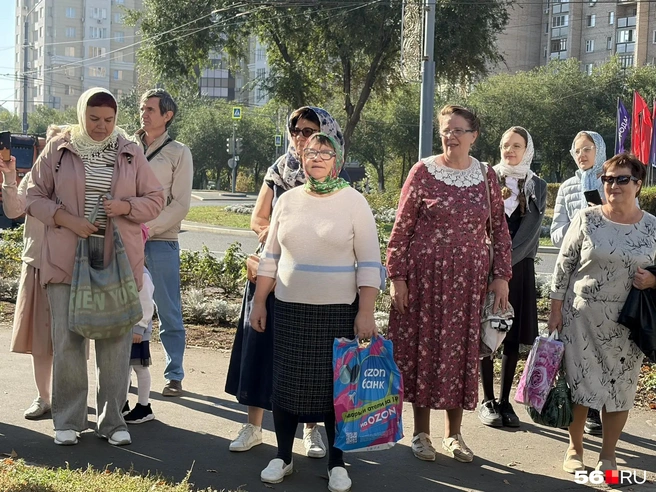 Многие присоединялись к шествию уже по ходу движения | Источник: Николай Сальников / 56.RU